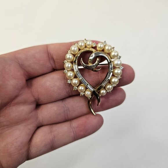 Trifari Gold Tone Heart Shape Brooch Rhinestone Faux Pearl Vintage Pin Marked - Picture 5 of 8